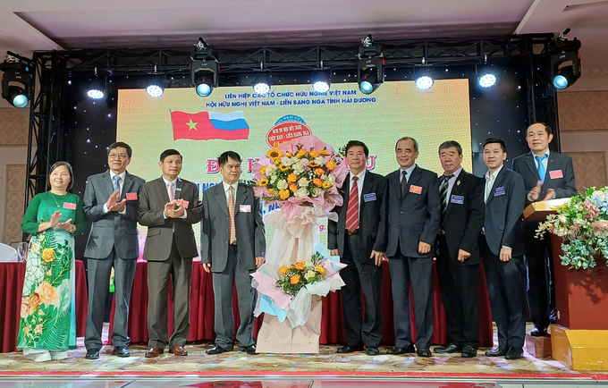 Thiếu tướng Trịnh Quốc Khánh - Phó Chủ tịch thường trực Hội Hữu nghị Việt - Nga, tặng hoa chúc mừng Đại hội