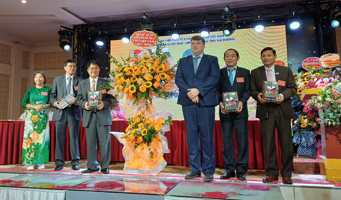 Giám đốc Trung tâm Khoa học và Văn hóa Nga tại Hà Nội V. Murashkin phát biểu chào mừng Đại hội (ảnh trên) và trao tặng Hội Việt – Nga tỉnh Hải Dương một số sách văn học Nga dịch ra tiếng Việt.
