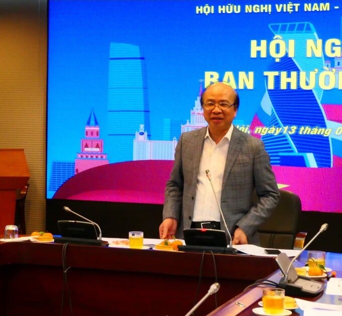 Chủ tịch Hội Hữu nghị Việt - Nga Phan Chí Hiếu phát biểu tại hội nghị