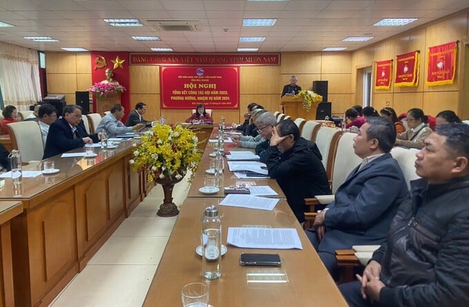 Ông Hoàng Văn Thành - Phó Chủ tịch thường trực Hội Hữu nghị Việt - Nga tỉnh Bắc Giang, trình bày báo cáo tổng kết công tác năm 2023, dự kiến chương trình hoạt động năm 2024.
