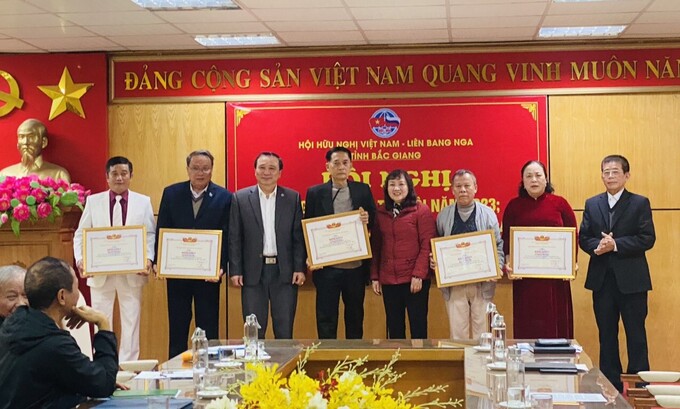 Các cán bộ, hội viên được tặng Bằng khen của Trung ương Hội và tiền thưởng của Liên hiệp các tổ chức hữu nghị tỉnh Bắc Giang