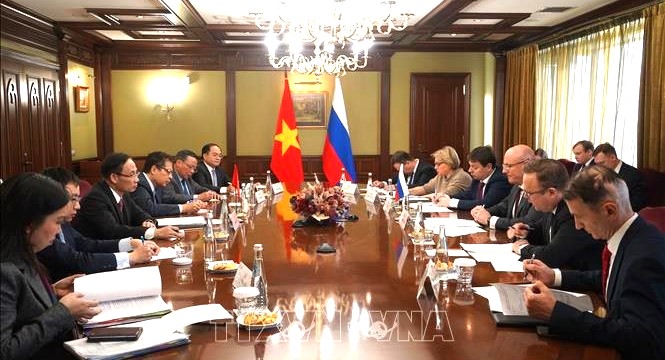 Đoàn đại biểu Đảng Cộng sản Việt Nam làm việc với Phó Thủ tướng LB Nga Dmitry Chernyshenko tại Văn phòng Chính phủ NGa.