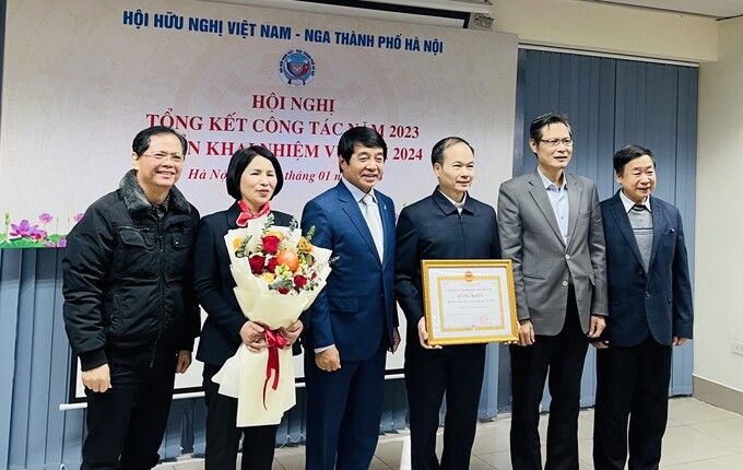 Hội Hữu nghị Việt - Nga Hà Nội nhận Bằng khen của Chủ tịch UBND thành phố