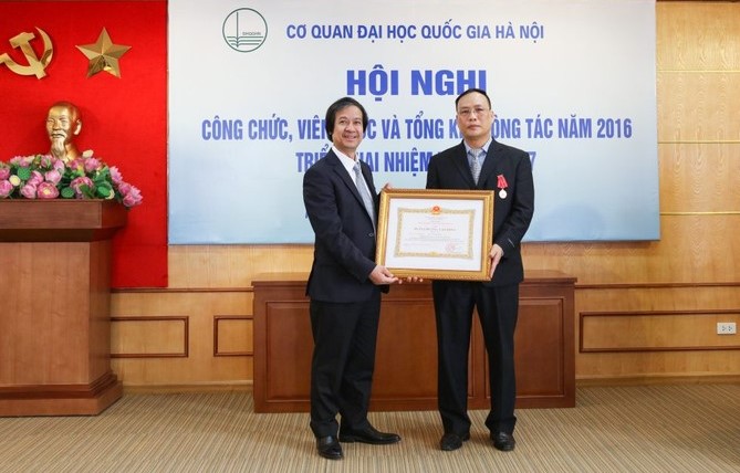 GS.TSKH Nguyễn Đình Đức (bên phải) nhận Huân chương Lao động Hạng Ba