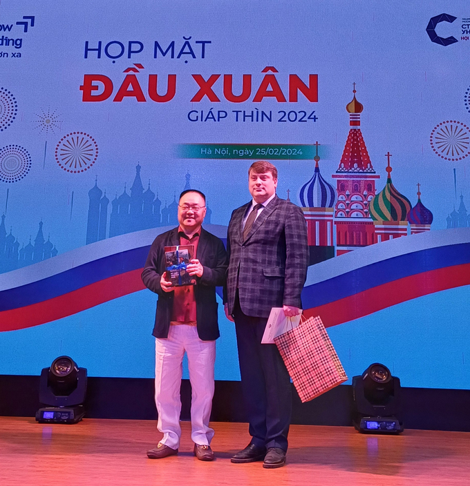 Ông V. Murashkin trao tặng sách cho ông Nguyễn Cảnh Sơn