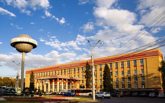 Tòa nhà chính trường Đại học tổng hợp quốc gia Voronezh