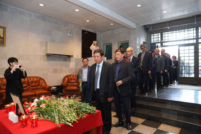 Đoàn Hội Hữu nghị Việt - Nga đặt hoa tưởng niệm các nạn nhân vụ khủng bố  Ảnh: ĐÌNH HOÀ