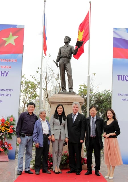 Nhà văn, dịch giả Hoàng Thuý Toàn (thứ hai từ trái sang) cùng một số đại biểu trong buổi lễ khánh thành tượng A. X. Puskin tại Công viên Hoà bình (Hà Nội) năm 2021.