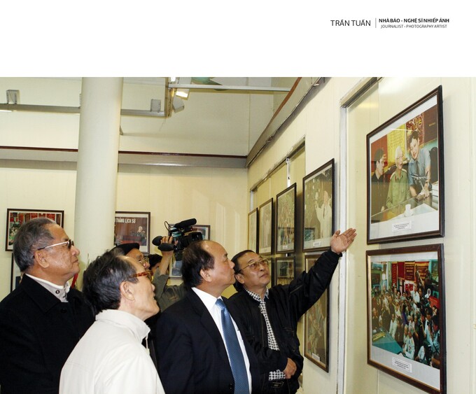 Phóng viên Trần Tuấn giới thiệu với người xem những bức ảnh chụp Đại tướng Võ Nguyên Giáp trong một cuộc triển lãm