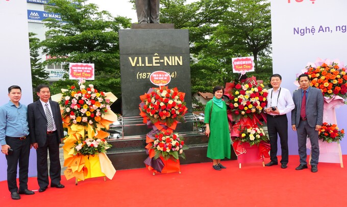 Đại diện lãnh đạo Trung ương Hội Hữu nghị Việt - Nga, Hội Người Việt Nam tại LB Nga dân hoa tượng niệm Lenin