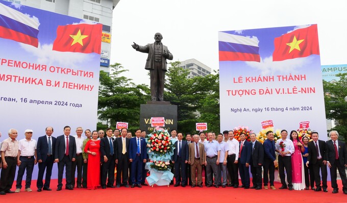 Hội Hữu nghị Việt - Nga tỉnh Nghệ An dâng hoa