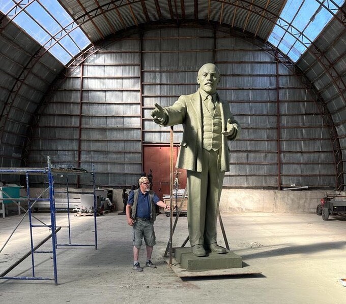 Nhà điêu khắc Nga Smirkin Igor Stepanovich bên cạnh mẫu tượng V.I. Lenin trong xưởng đúc