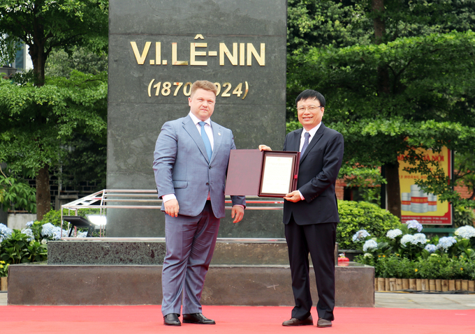 Ông O.V. Kabanov, trao cho Phó Chủ tịch UBND tỉnh Nghệ An Bùi Đình Long văn bản chính thức về việc tỉnh Ulyanovsk tặng tỉnh Nghệ An tượng đài V.I. Lenin