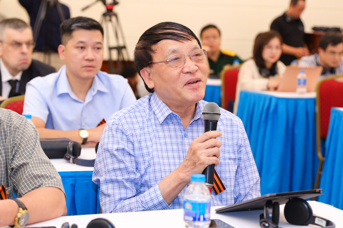 Nhà báo Nguyễn Đăng Phát - Tổng biên tập tạp chí Bạch Dương, nêu câu hỏi trong cuộc họp báo