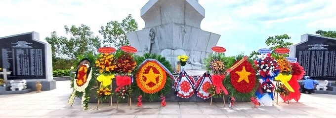 Dâng hoa, dâng hương tại Tượng đài ở thành phố Cam Ranh