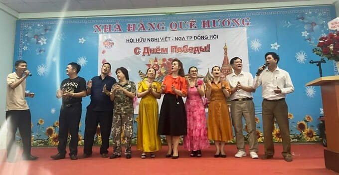 Tiết mục văn nghệ của Chi hội Đồng Hới, Hội Hữu nghị Việt - Nga tỉnh Quảng Bình, trong cuộc gặp mặt kỷ niệm các ngày lễ Chiến thắng