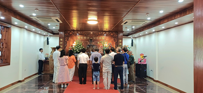Dâng hương tưởng niệm Bác Hồ tại Phòng thờ trong quần thể tượng đài Chủ tịch Hồ Chí Minh