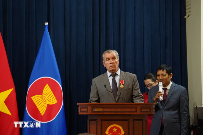 Ông Ruvimov Vladimir Sergeevich, Ủy viên Ban chấp hành Trung ương Hội Hữu nghị Nga - Việt, được tặng Huân chương Hữu nghị, phát biểu tại buổi lễ.