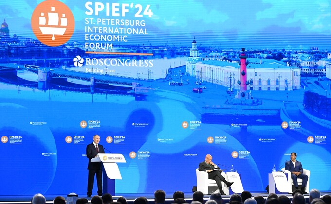 Tổng thống Nga V. Putin phát biểu tại phiên thảo luận chung của Diễn đàn