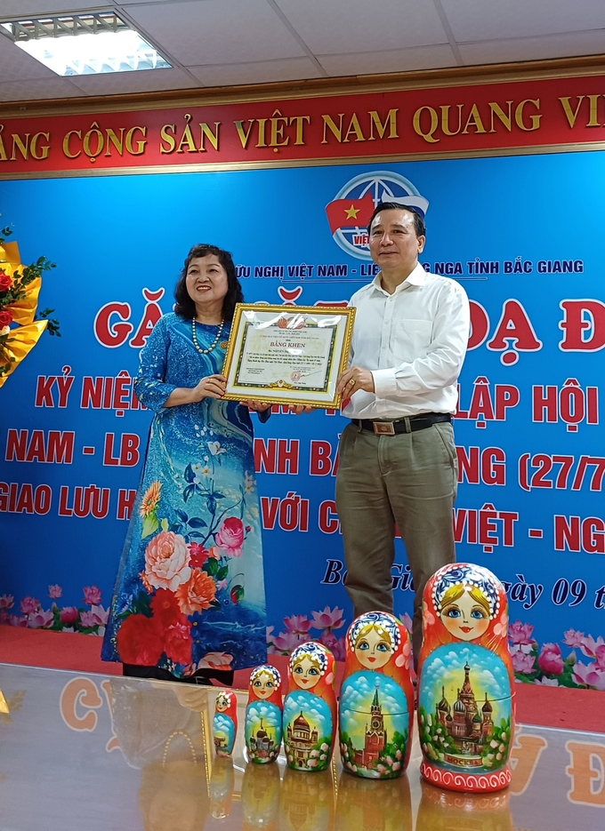 Ông Nguyễn Đình Trọng, Phó Chủ tịch thường trực, Tổng thư ký Liên hiệp các tổ chức hữu nghị tỉnh Bắc Giang, trao Bằng khen của Mặt trận Tổ quốc tỉnh tặng Hội Việt-Nga Bắc Giang