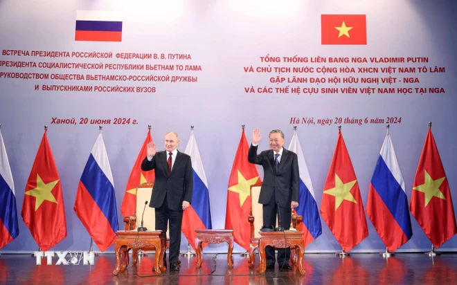 Chủ tịch nước Tô Lâm và Tổng thống V. Putin tại cuộc gặp lãnh đạo Hội Hữu nghị Việt - Nga và các thế hệ cựu sinh viên học tại Nga