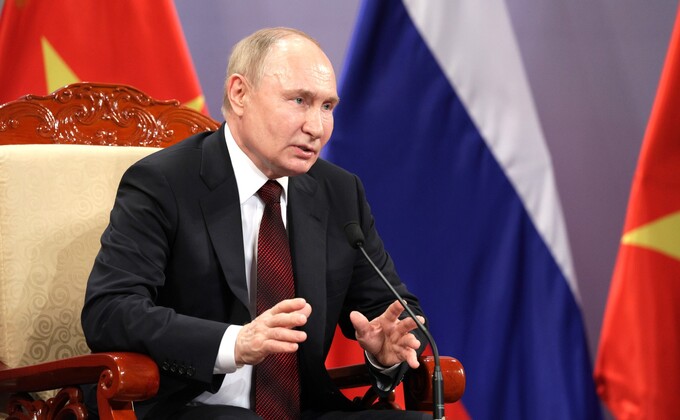 Tổng thống V. Putin trả lời các câu hỏi của những người tham dự cuộc gặp ở Nhà hát lớn Hà Nội