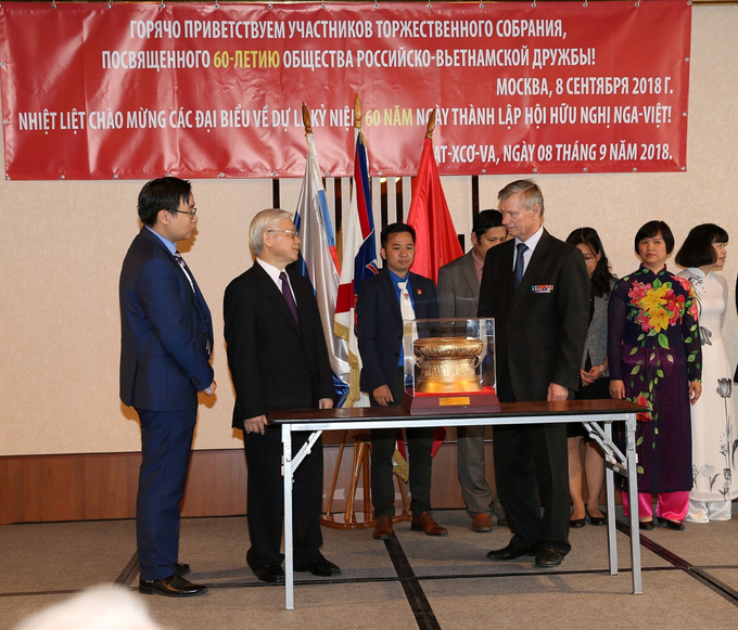 Tổng Bí thư Nguyễn Phú Trọng trao quà tặng Hội Hữu nghị Nga - Việt cho Giáo sư Vladimir Buyanov, Chủ tịch Hội. Moskva, ngày 8/9/2018.  Ảnh: TRÍ DŨNG, TTXVN