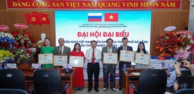 Các cán bộ, hội viên được tặng Bằng khen