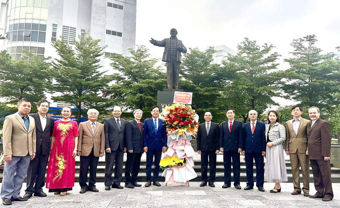 Hội Hữu nghị Việt - Nga tỉnh Nghệ An tổ chức lễ dâng hoa tại Tượng đài V.I. Lênin ở thành phố Vinh