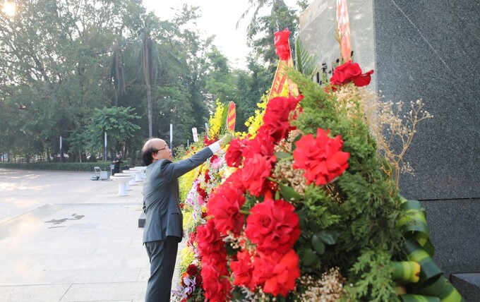 Ông Phan Chí Hiếu - Chủ tịch Hội Hữu nghị Việt - Nga, dẫn đầu đoàn đại biểu dâng hoa tưởng niệm Lênin