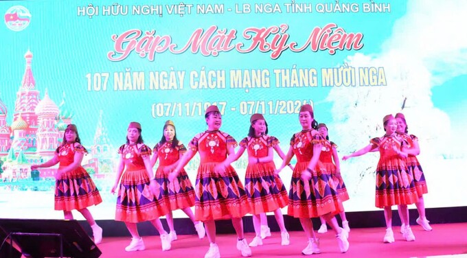 Một tiết mục văn nghệ tại cuộc gặp mặt kỷ niệm 107 năm Cách mạng Tháng Mười của Hội Hữu nghị Việt - Nga tỉnh Quảng Bình (ngày 3/11/2024)