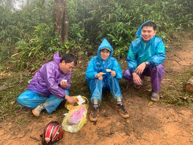 Bà Trần Thị Như Trang (giữa) trong chuyến đi đáng nhớ tới điểm trường Huôi Xái (Quế Phong, Nghệ An) năm 2019