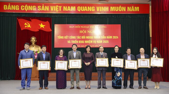 Những đơn vị có thành tích hoạt động đối ngoại nhân dân xuất sắc năm 2024 được trao tặng Bằng khen của Ban Đối ngoại Trung ương Đảng