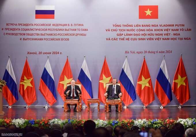 Chủ tịch nước Tô Lâm và Tổng thống Nga V. Putin trong buổi gặp gỡ lãnh đạo Hội Hữu nghị Việt-Nga và các thế hệ cựu sinh viên VN học ở Nga (20/6/2024)