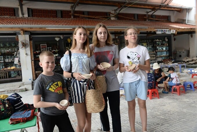 Bốn thiếu nhi Nga đạt Giải Lớn cuộc thi «Em vẽ Việt Nam – Em vẽ nước Nga» năm 2018 thăm làng gốm Bát Tràng, Hà Nội. Ảnh: VŨ HUYẾN