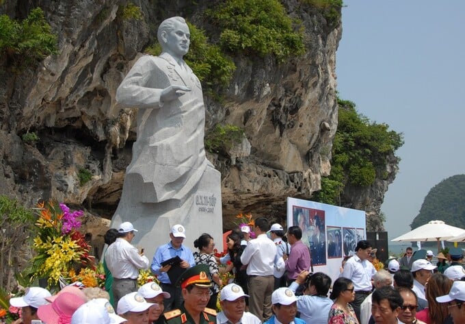 Khánh thành Tượng đài Anh hùng, phi công vũ trụ G. Ti-tốp, nguyên Chủ tịch Hội Hữu nghị Xô-Việt/Nga-Việt, trên đảo Ti-tốp, Vịnh Hạ Long (ngày 14/9/2015). Ảnh: NGUYỄN ĐĂNG PHÁT
