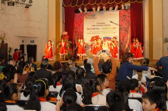 Khai mạc triển lãm tranh thiếu nhi đạt giải cuộc thi «Em vẽ Việt Nam – Em vẽ nước Nga» ở Hà Nội năm 2016. Ảnh: NGUYỄN ĐĂNG PHÁT