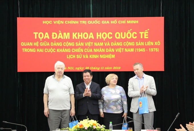 E.V. Kobelev (ngoài cùng bên trái) và hai học giả Nga tham gia cuộc toạ đàm quốc tế tại Hà Nội năm 2019