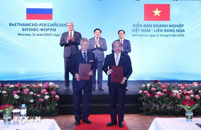 Chủ tịch hai Hội Hữu nghị trao đổi văn bản được ký kết