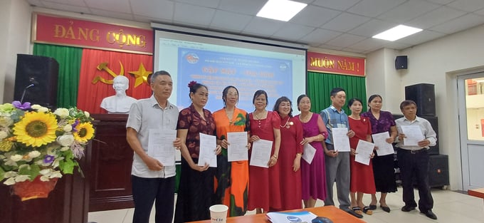 Các hội viên mới nhận Quyết định kết nạp vào Hội Hữu nghị Việt-Nga tỉnh Bắc Giang