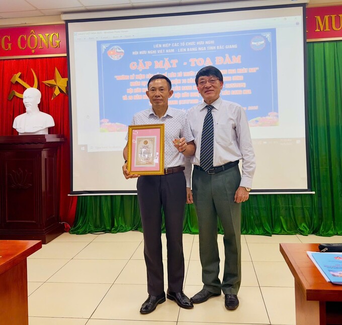 Ông Nguyễn Đăng Phát trao Kỷ niệm chương Hội Hữu nghị Việt-Nga tặng cá nhân xuất sắc của Hội Việt-Nga tỉnh Bắc Giang