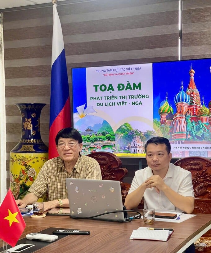 Phó Chủ tịch kiêm Tổng thư ký Hội Nguyễn Đăng Phát và Giám đốc Trung tâm Hợp tác Việt - Nga Trần Văn Tám chủ trì cuộc toạ đàm  