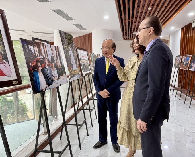Chủ tịch Hội Hữu nghị Việt - Nga Phan Chí Hiếu cùng Đại sứ Nga tại Việt Nam G. Bezdetko và Phu nhân Đại sứ E. Bezdetko xem trưng bày ảnh về một số hoạt động của Hội Hữu nghị Việt - Nga trước giờ khai mạc Lễ kỷ niệm