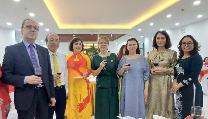 Các đại biểu Việt Nam, Nga cùng nâng ly chúc mừng Hội Hữu nghị Việt - Nga kỷ niệm 75 năm Ngày truyền thống 23/5/1950 - 23/5/2025.