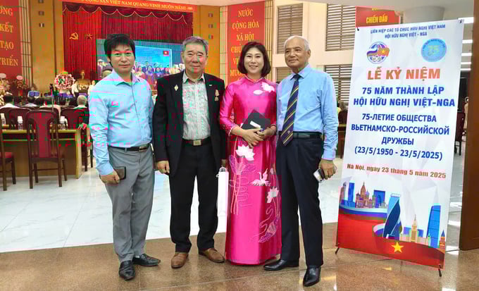 Các đại biểu chụp ảnh kỷ niệm
