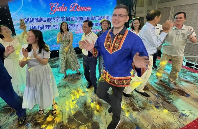 Tối 23/5/2025, trước ngày làm việc chính thức của Hội nghị giao ban, theo truyền thống, đại diện các tổ chức Hội Việt - Nga và các đại biểu về Hải Dương tham dự Hội nghị giao ban đã có buổi giao lưu ẩm thực và văn nghệ sôi nổi, vui tươi, ấm áp tình bè bạn.