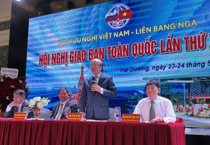 Chủ tịch Hội Hữu nghị Việt - Nga Phan Chí Hiếu phát biểu tại Hội nghị