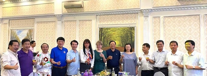 Tối 23/5/2025, trước ngày làm việc chính thức của Hội nghị giao ban, theo truyền thống, đại diện các tổ chức Hội Việt - Nga và các đại biểu về Hải Dương tham dự Hội nghị giao ban đã có buổi giao lưu ẩm thực và văn nghệ sôi nổi, vui tươi, ấm áp tình bè bạn.