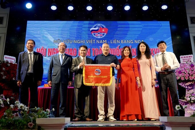 Chuyển giao Cờ đăng cai Hội nghị giao ban. Năm 2026, HNGB toàn quốc XVIII sẽ tổ chức tại Ninh Bình
