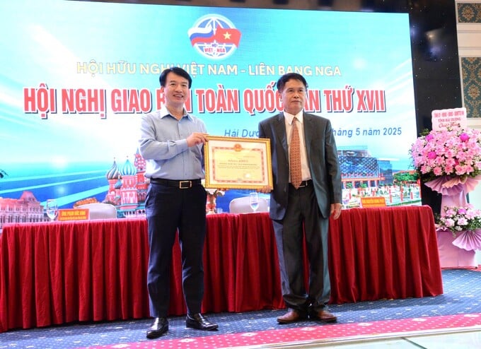 Trao Bằng khen của Ủy ban nhân dân tỉnh Hải Dương tặng Hội Hữu nghị Việt - Nga tỉnh Hải Dương